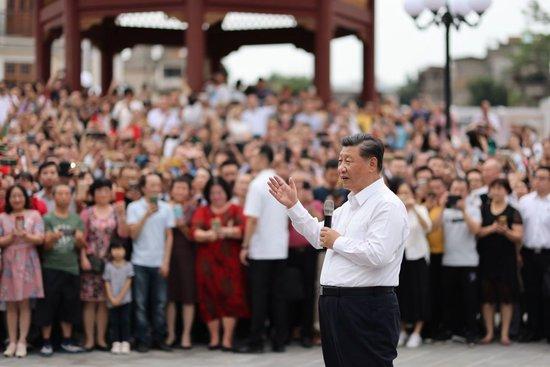 2020年10月12日至13日，习近平总书记在广东考察。这是13日下午，习近平总书记在汕头市小公园开埠区，同当地群众和游客亲切交流。新华社记者 王晔 摄